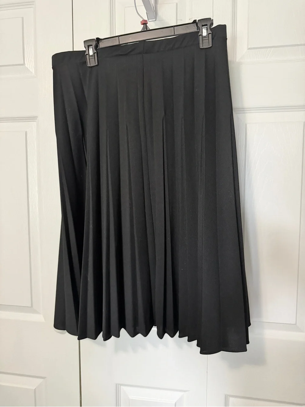Vintage Caper Mates Black Pleated Midi Skirt Size 15/16 Minimalist Flowy - Picture 3 of 3